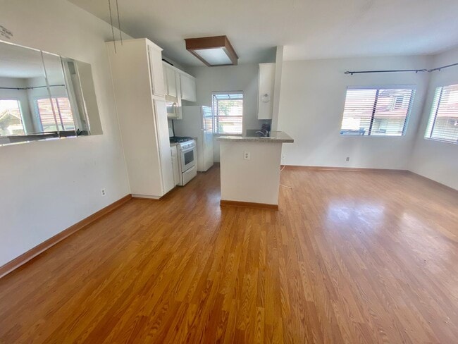 Building Photo - Thousand Oaks- Three Bedroom Condo