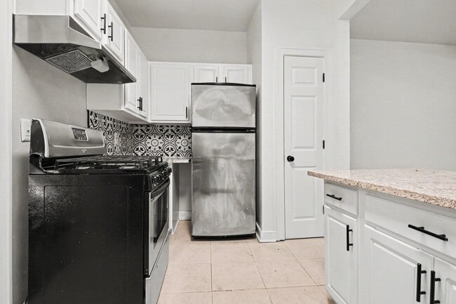 Building Photo - Bungalow- 915