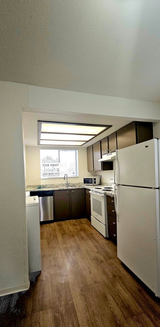 Building Photo - REDUCED - Cedar St. 2bed/1.5 bath duplex -...