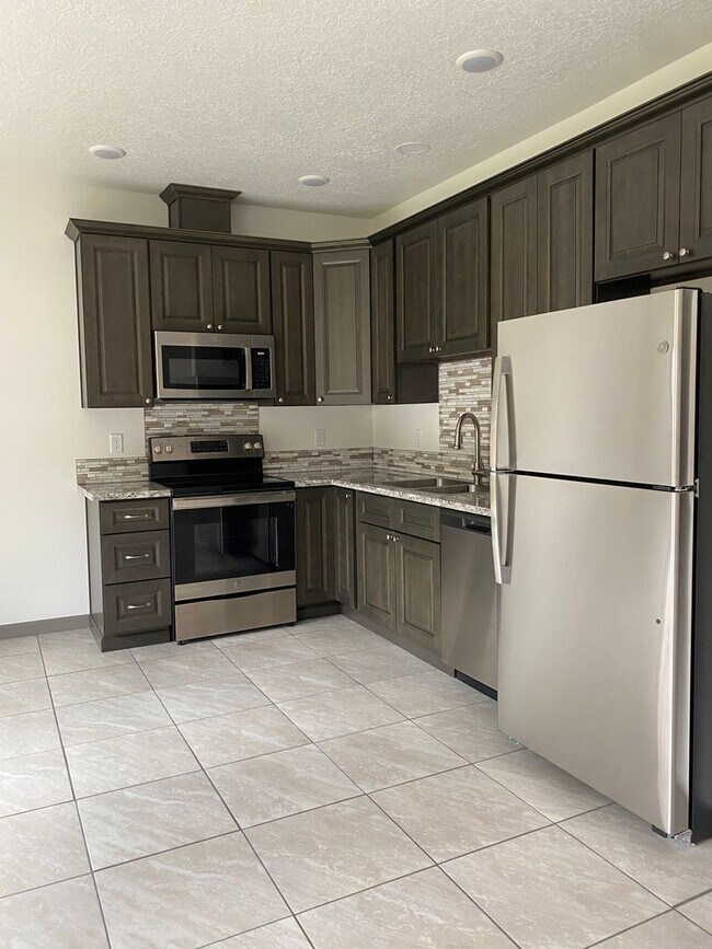 Building Photo - **SPRING SPECIAL- $400 off first months rent**  3 Bedroom Duplex in Veneta