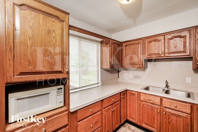 Building Photo - 667 E Edgewood Ave