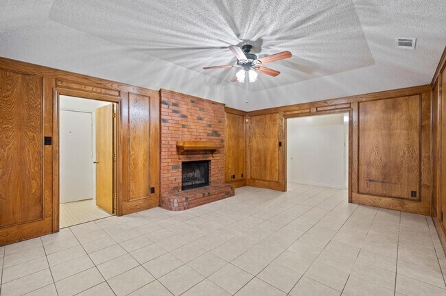 Building Photo - 504 Warbler Dr
