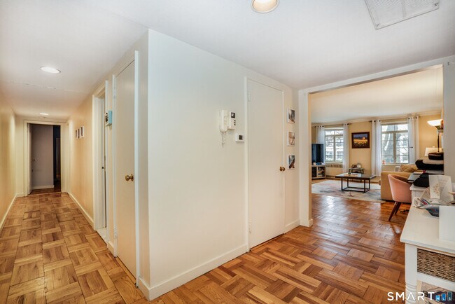 Building Photo - 20 Outlook Ave