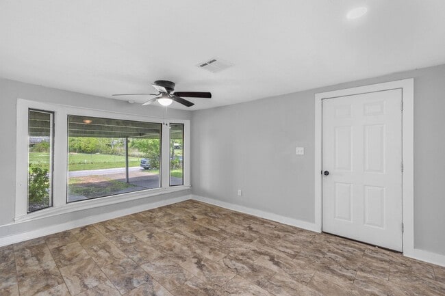 Building Photo - 207 Duff St