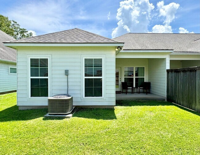 Building Photo - Elegant Townhouse in StoneLake Village – Stylish 3BR/2BA with Garage & Patio