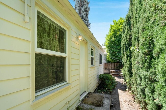 Building Photo - 2 weeks free rent! Beautifully remodeled 1-bdrm/1-bath in 7-plex—Shared laundry, off-street parki...