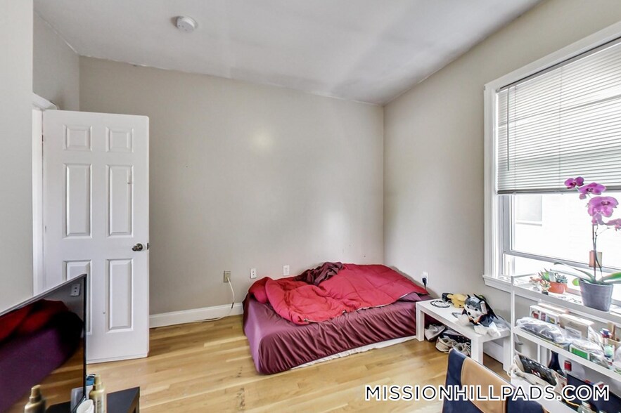 Building Photo - 47 Hillside St