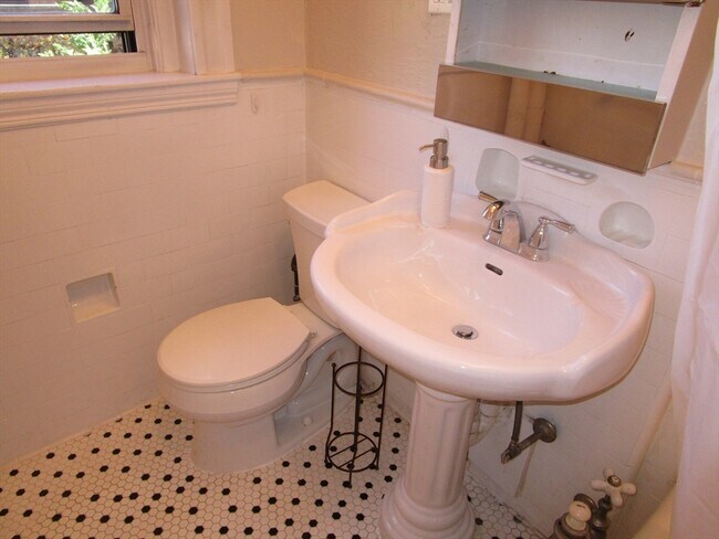 Building Photo - 122 Riverway