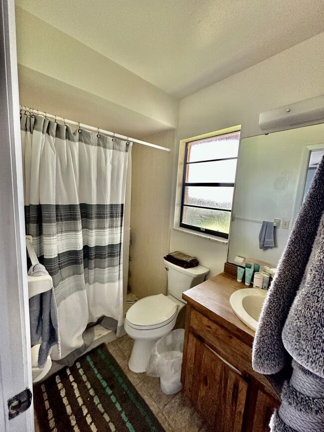 Building Photo - Perfect 3 bed 2 bath with huge fenced back...