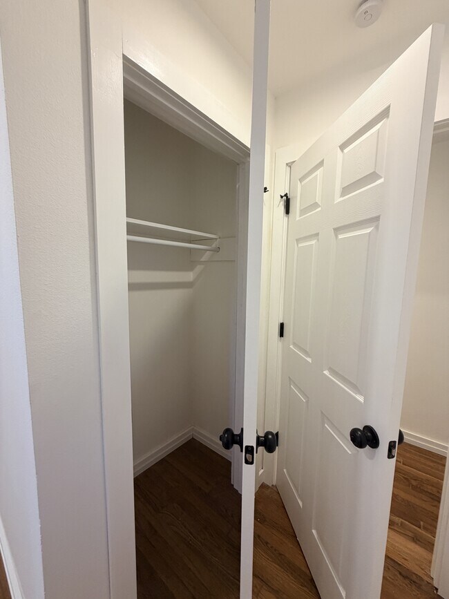 Building Photo - 914 Belmeade Dr