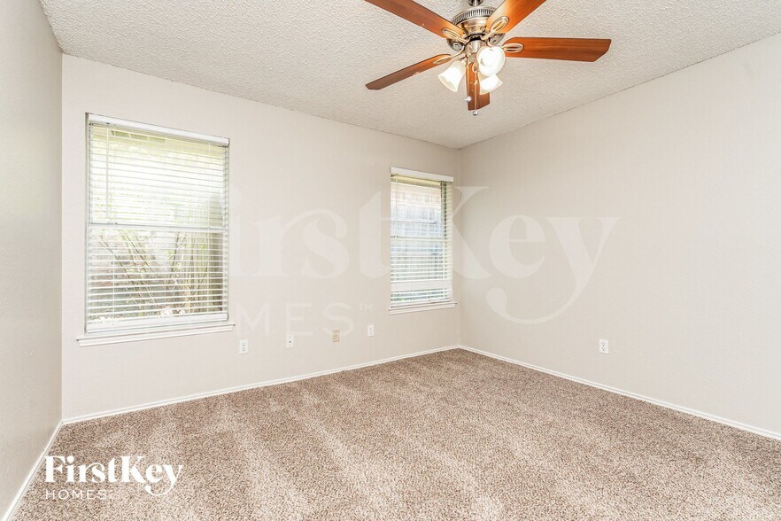 Building Photo - 606 Plainview Dr