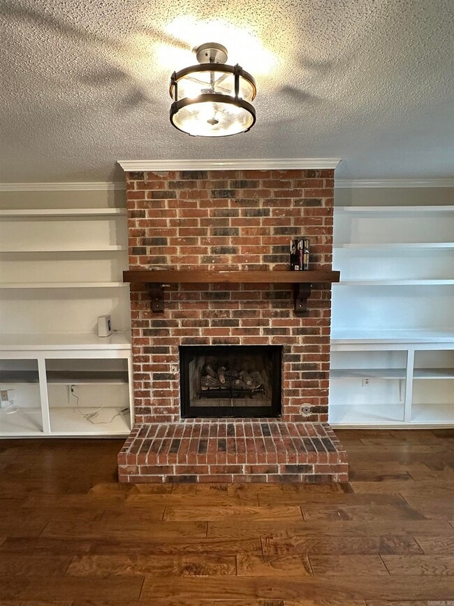 Building Photo - 9 Oak Forest Dr