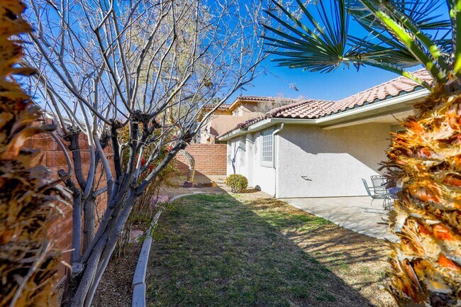 Building Photo - 3 Bedroom Summerlin South Beauty