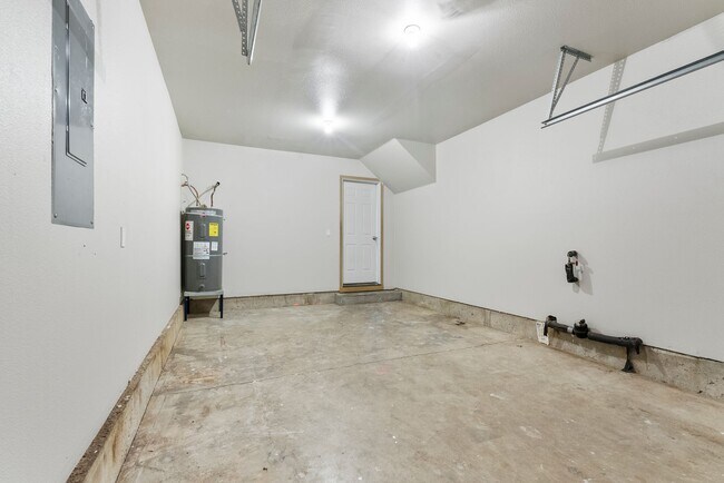 Building Photo - 5Bed/2.5 Bath House available
