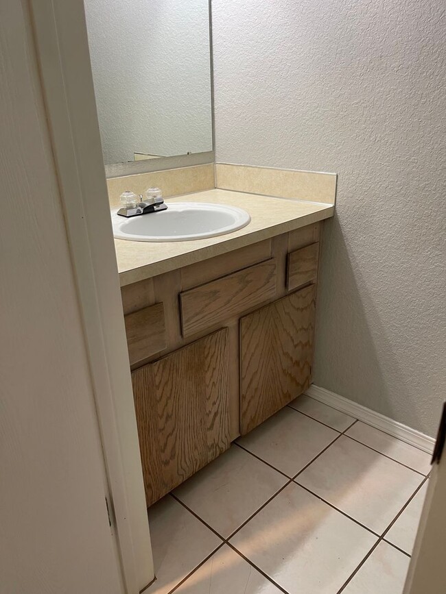 Building Photo - Roomy Lynnwood Townhouse-Style Condo With Upgrades