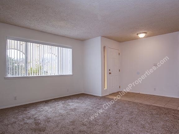 Building Photo - 5423 Royal Dr NE