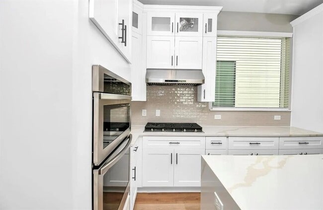 Building Photo - 410 E 41st St