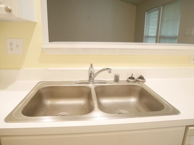 Building Photo - Spacious 2 Bedroom Condominium in Owings M...