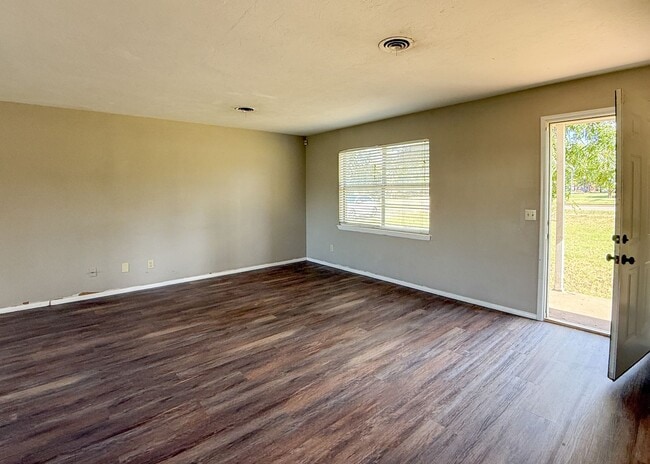 Building Photo - $500 OFF FIRST MONTHS RENT | 2.5 ACRE LOT! 4 Beds in Central Edmond!