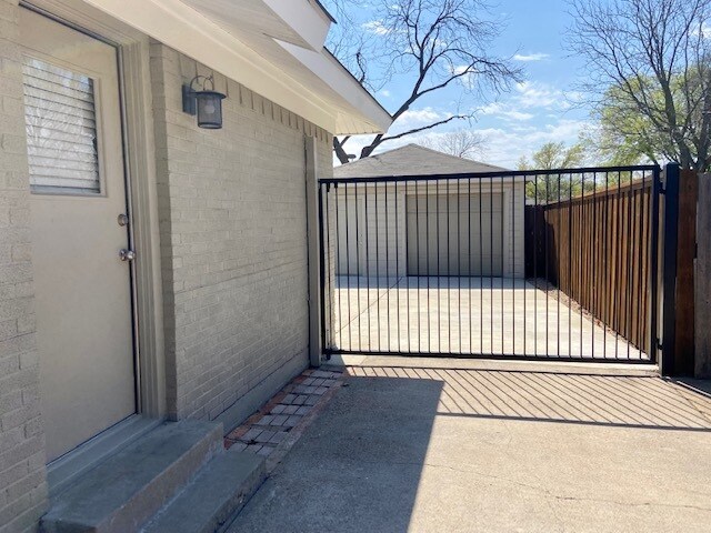 Building Photo - 1925 Peavy Rd