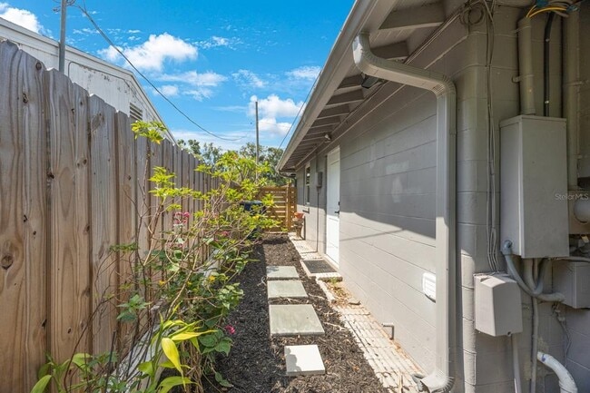 Building Photo - 1010 E Fern St