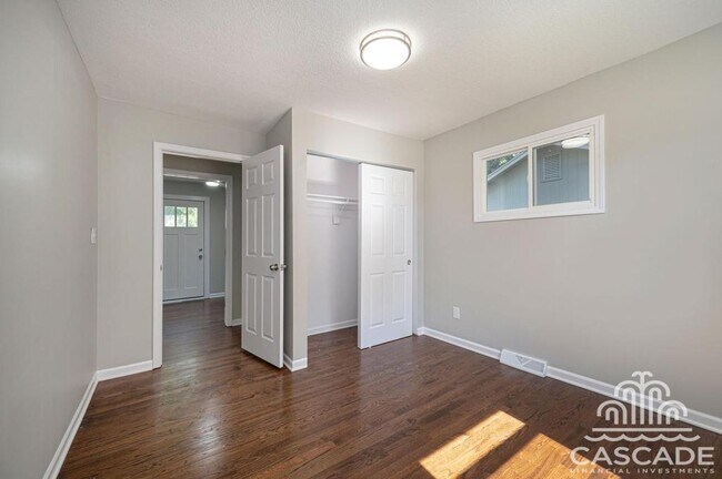 Building Photo - 806 SW Lea Dr