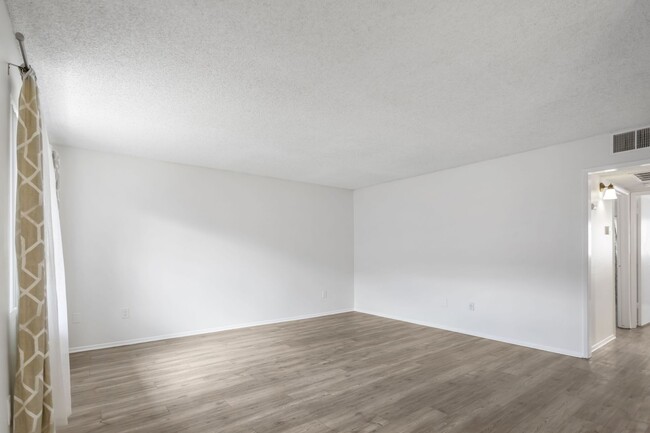 Building Photo - Chatsworth Available Now