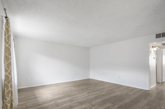 Building Photo - Chatsworth Rent This Now
