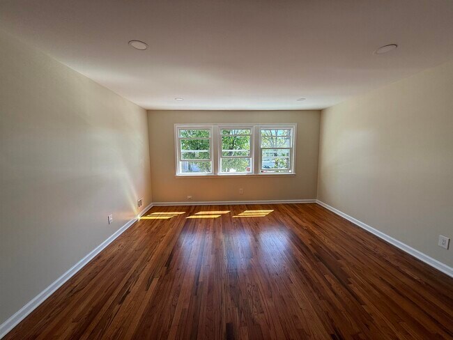 Building Photo - 42 Briarwood Rd
