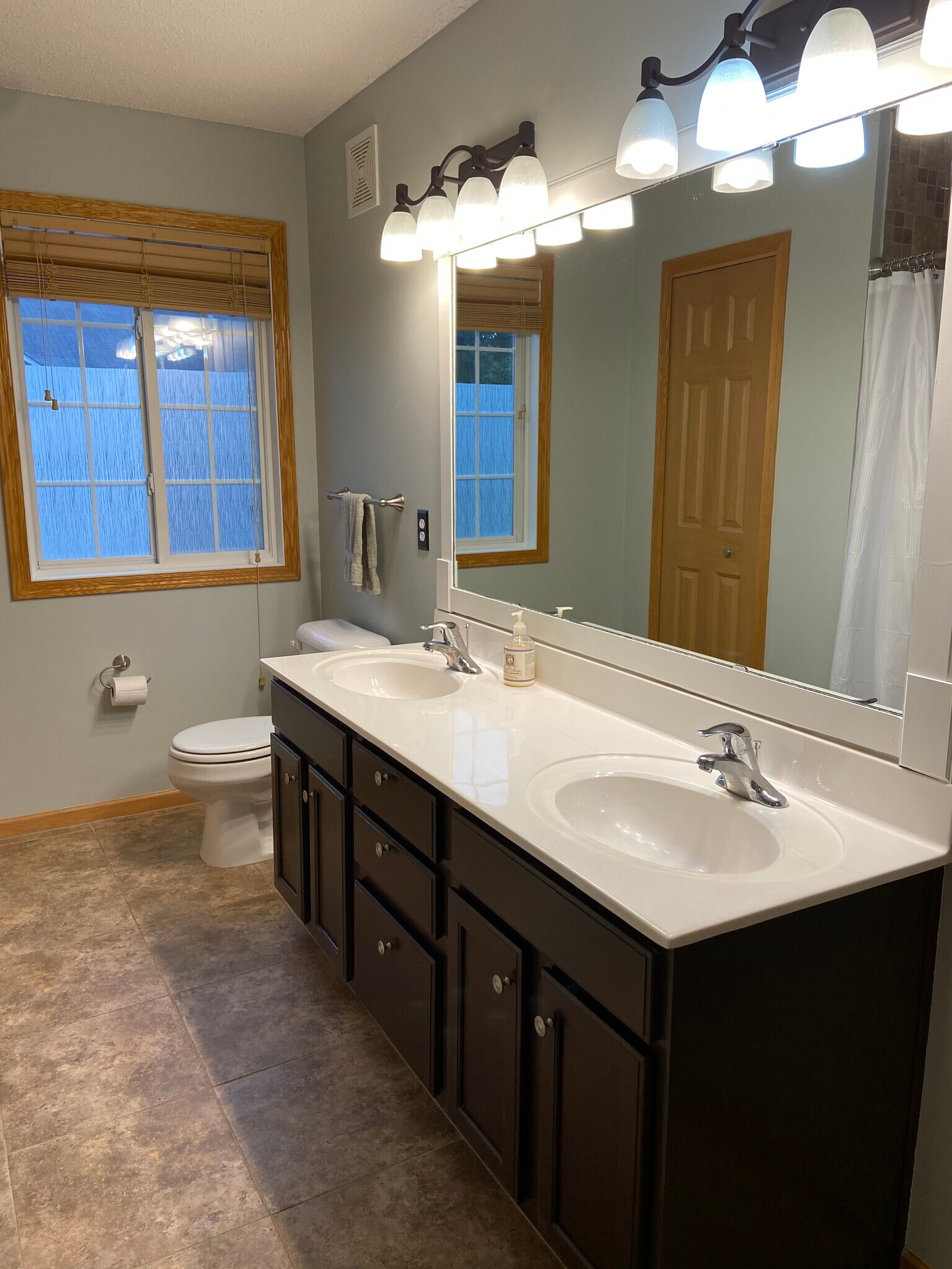 Building Photo - 202 River Woods Dr