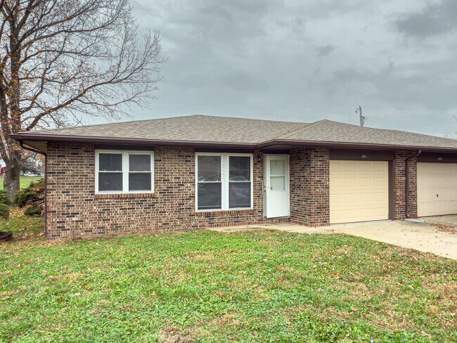 Building Photo - 2523-2523 E Morris Dr