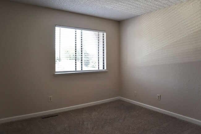 Building Photo - Charming 2-bedroom condo - Mission San Jose District!