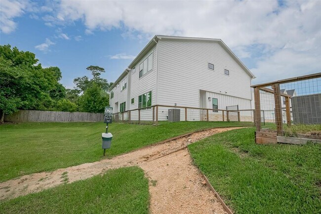 Building Photo - 1111 Bruno Pl