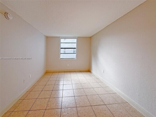 Building Photo - 9460 Fontainebleau Blvd