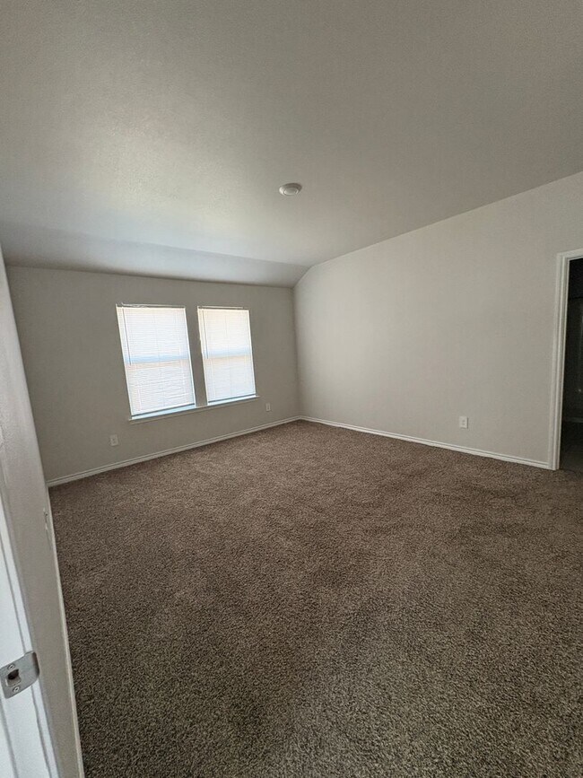 Building Photo - Half off deposit for OCTOBER