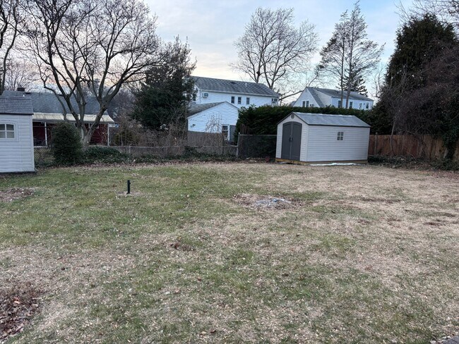 Building Photo - 13 Chestnut St