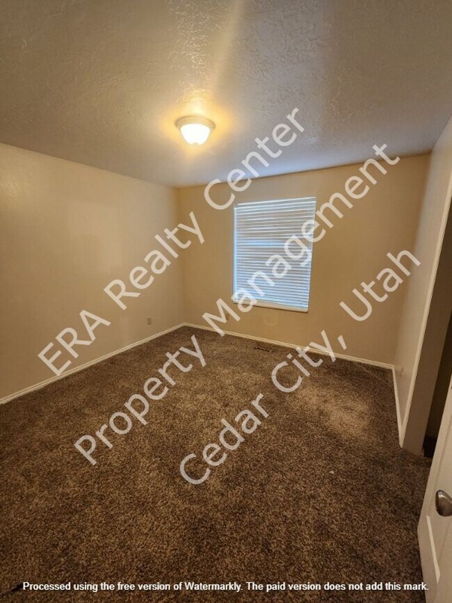 Building Photo - 921 N 400 W