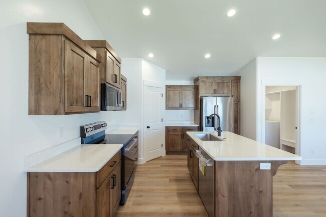 Building Photo - $500 off first month's rent. If rented before the end of AUGUST!!BRAND NEW 5 BED 3 BATH TWIN HOME