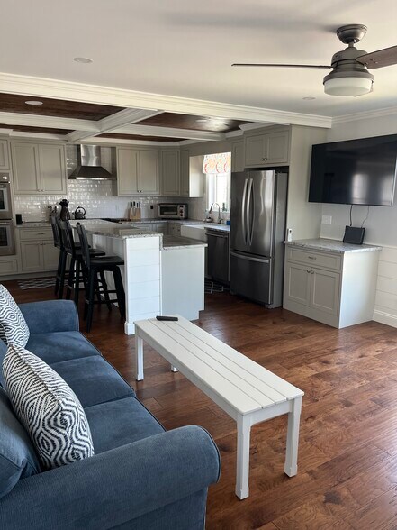 Building Photo - 2 1/2 Dumas Ave