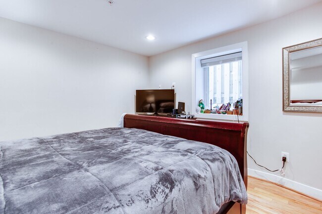 Building Photo - Cozy 1 Bedroom Apartment in Bloomingdale!