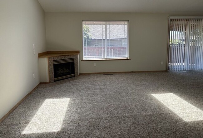 Building Photo - 3Bd/2Ba Single Story House - Available to View!