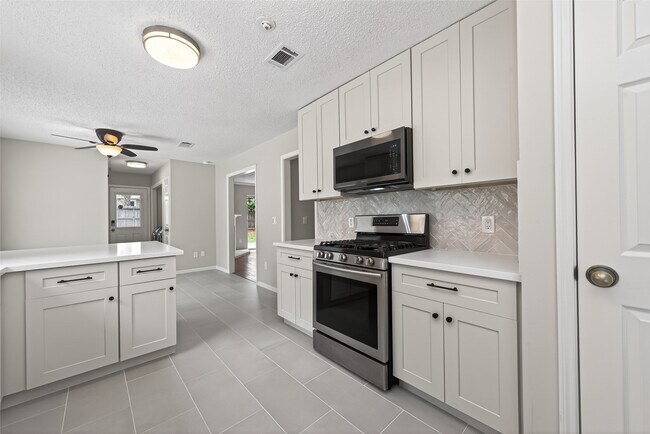 Building Photo - 106 Breezy Point Pl