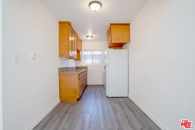 Building Photo - 241 W 84th St