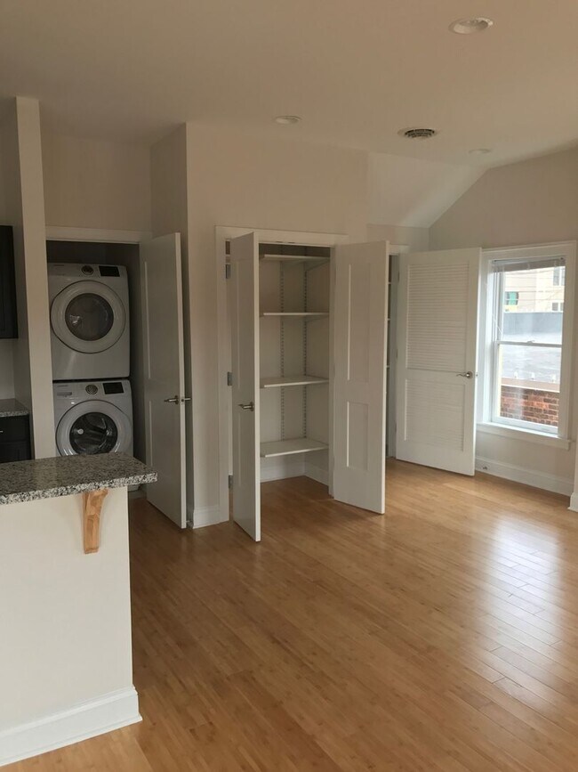 Building Photo - Stunning 1-Bedroom Apartment in the Heart of Schenectady!