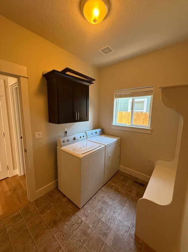 Building Photo - Spacious 3 Bedroom Home with Main-Level Primary Suite in Greenbriar Commons