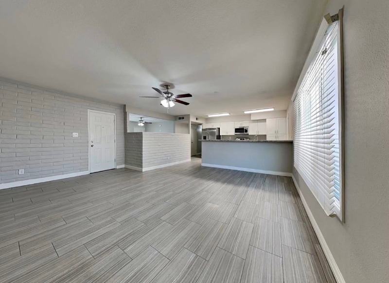 Building Photo - 1024 E Alameda Dr