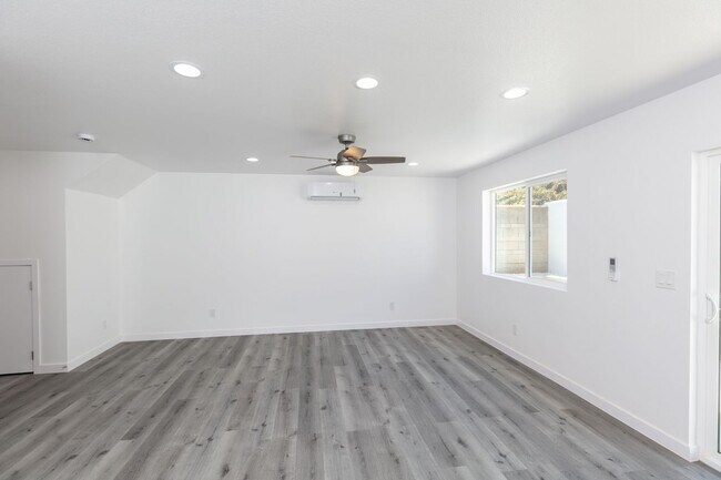 Building Photo - Newly Construction 3BD/2BA Available in Li...