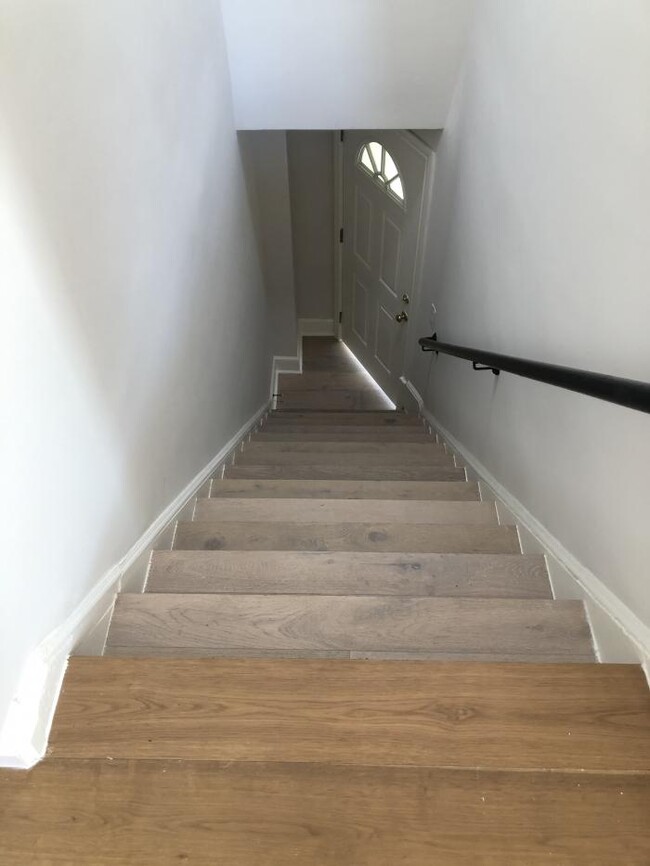Building Photo - 3 bedroom in Oakland CA 94606