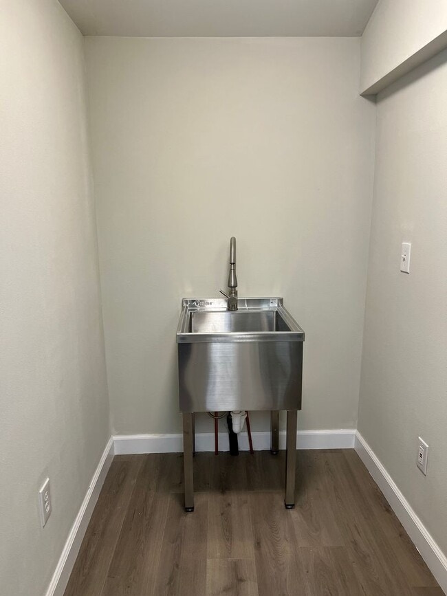 Building Photo - NEWLY REMODELED! 3+ bed, 1.5 bath, a/c, d/...