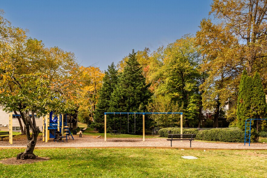 Building Photo - 4965 Americana Dr